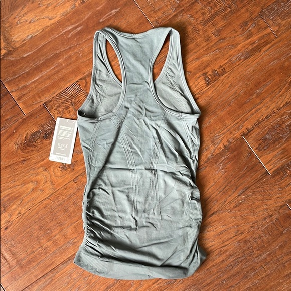 Gray fitted sleeveless tank top with scoop neck and ruched style - Picture 3 of 4